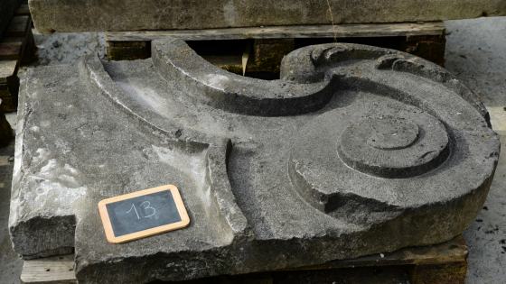 Lapidarium lot 013 | prijs &euro; 175 | 140 x 95 x 25 cm | circa 400 kg