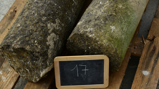 Lapidarium lot 017 a en b | prijs &euro; 50 | 24 x 24 x 55 cm (a) en 24 x 24 x 75 cm (b) | circa 40 kg (a) en 50 kg (b)