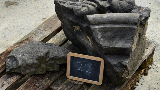 Lapidarium lot 022 a en b | prijs &euro; 60 | 60 x 47 x 37 cm (a) en 45 x 30 x 15 cm (b) | circa 80 kg (a) en 20 kg (b)