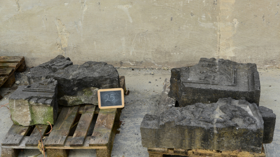 Lapidarium lot 025 a, b, c, d, e | prijs &euro; 200 | 36 x 40 x 28 cm (a), 45 x 35 x 25 cm (b), 63 x 45 x 30 cm (c), 75 x 63 x 30 cm (d), 100 x 43 x 25 cm (e) | circa 40 kg (a), 40 kg (b), 90 kg (c), 170 kg (d) en 130 kg (e)