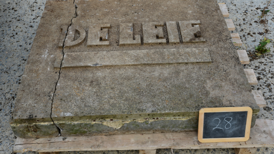 Lapidarium lot 028 | prijs &euro; 80 | 103 x 91 x 16 cm | circa 180 kg