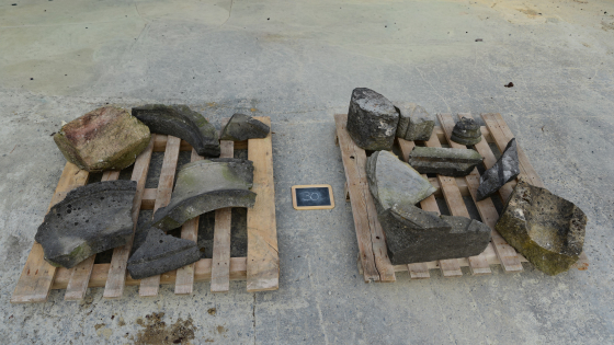  Lapidarium lot 030 a, b, c, d, e, f, g, h, i, j, k, l, m, n | prijs &euro; 50 | diverse afmetingen gaande van 20 x 16 x 20 cm (f) tot 65 x 25 x 20 cm (m), en gewicht van circa 15 kg tot 40 kg (totaal van circa 340 kg). 