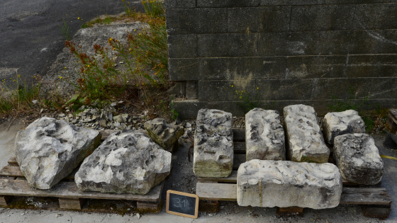Lapidarium lot 031 a, b, c, d, e, f, g, h, i | prijs &euro; 30 | diverse afmetingen gaande van 25 x 25 x 20 cm (g) tot 95 x 70 x 20 cm (a), en gewicht van circa 20 kg tot 150 kg (totaal van 595 circa kg). 