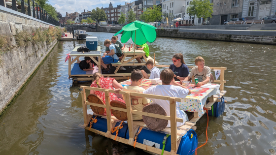 Varen met picknicktafels op de Leie