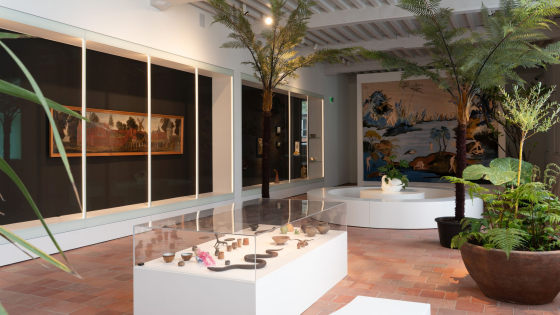 beeld van De Living met kunstwerken