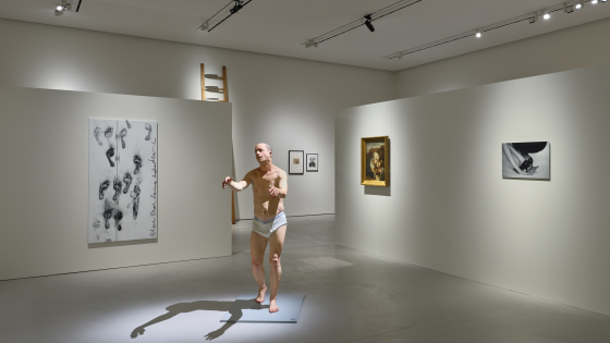 Beeld van een man die slaapwandelt