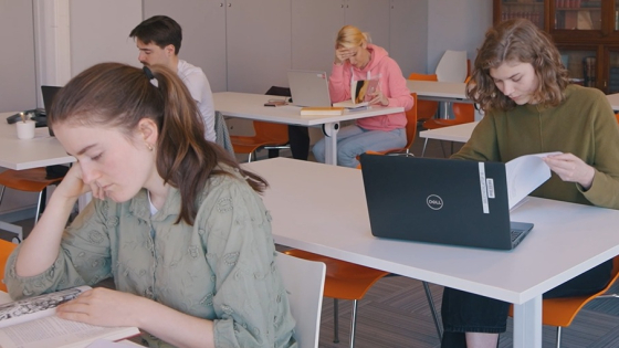 Studenten in de bib