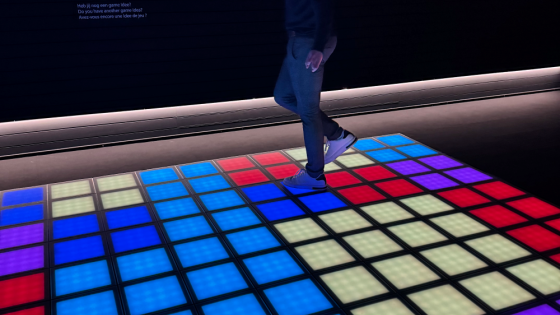 Man beweegt op gekleurde tegelvloer