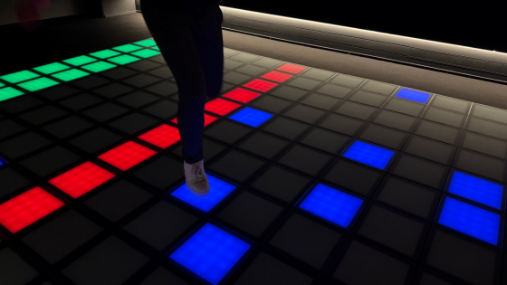 Persoon beweegt op gekleurde tegelvloer