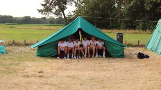 6 kinderen die in een tent zitten