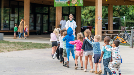 Kleuters bij speelpleinwerking Wasper in de zomer van 2025