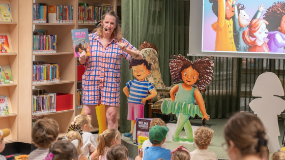 Hanne Luyten leest een boek voor