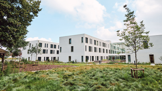 Zicht vanuit de tuin op zorgcampus 't Huis