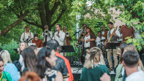 Ambrass treedt op in een parkje