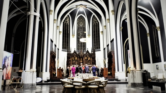 Kerk met tafel in het midden