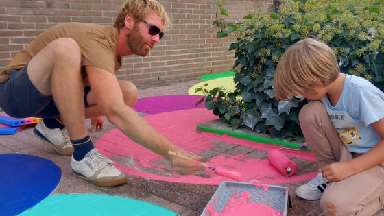 Kunstwerk op de stoep bij school t'Hoge