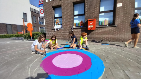 Kunstwerk op de stoep bij school t'Hoge