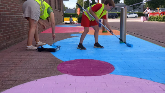 Kunstwerk op de stoep bij school t'Hoge