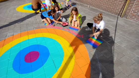 Kunstwerk op de stoep bij school t'Hoge