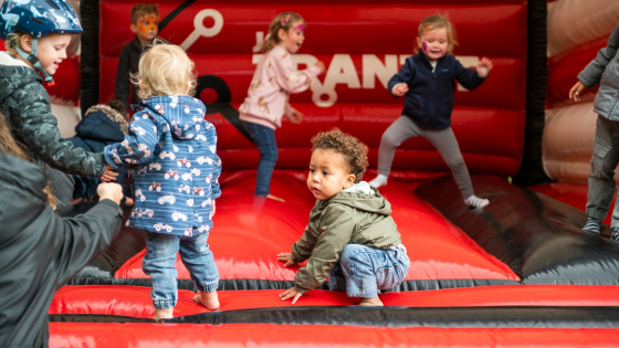 Kinderen op het springkasteel