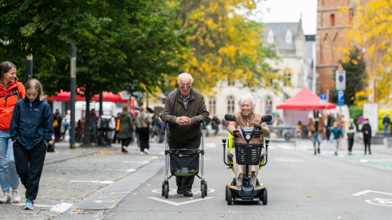 Senioren met rollator