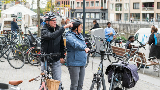 Mensen met de fiets en fietshelm