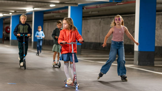 Skeeleren en step in ondergrondse parking
