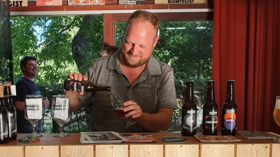 Man schenkt pintje in