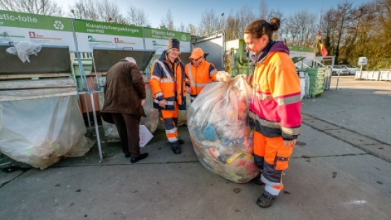 Mensen aan het werk op het recyclagepark