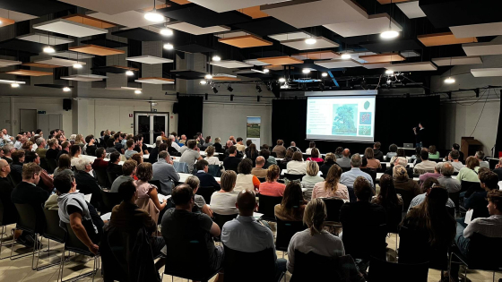 mensen in de zaal