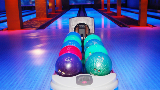 Bowlingballen aan bowlingbaan