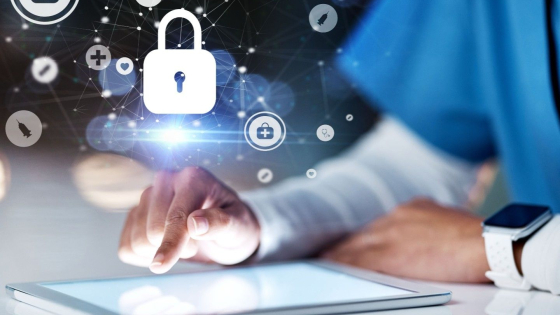 hulpverlener tikt iets aan op een tablet