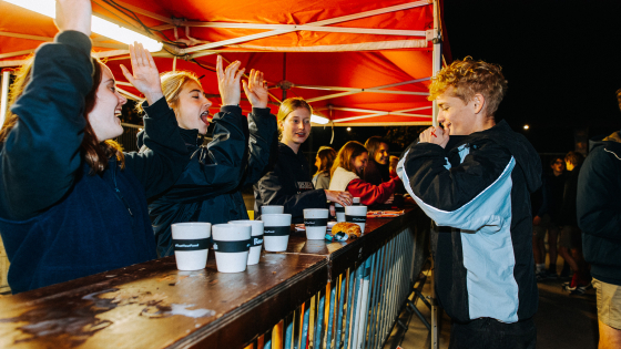 feestende jongeren aan een bar