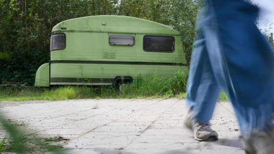man die wegstapt van een caravan