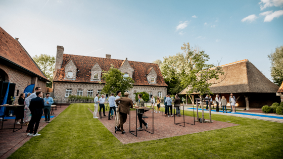 mensen op receptie buiten op het gras