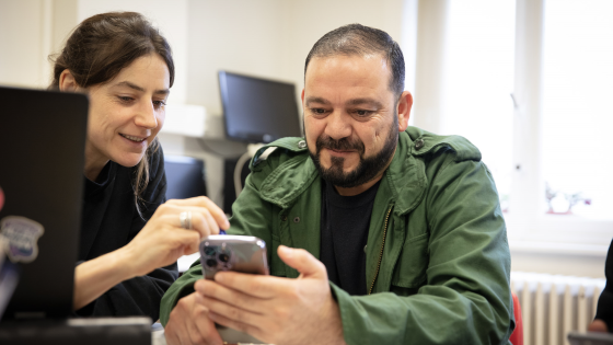 man krijgt hulp met werken met zijn smartphone