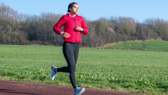 Foto van vrouw die loopt in Libel Marke