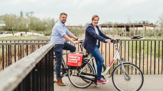 Collega's op de fiets aan Kortrijk Weide