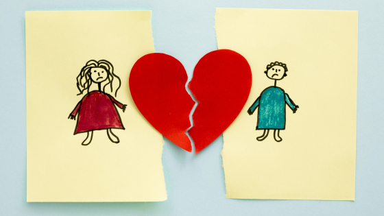 Op een geel blad staan kindertekeningen van een vrouw en een man. Ze kijken verdrietig op boos. Het blad is in twee gescheurd, net als een rood hart uit papier dat bovenop de scheur ligt.
