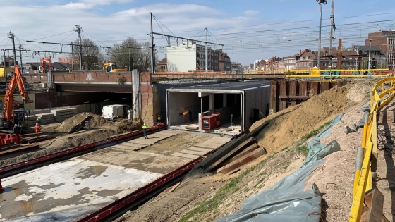 De fiets- en bustunnel staat op zijn plaats in Kortrijk