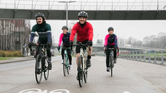 Foto fietsende mensen op buda