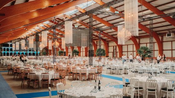 Aangeklede zaal voor een diner