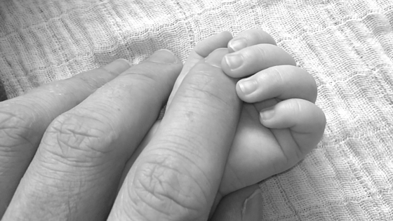 Foto hand met babyhand