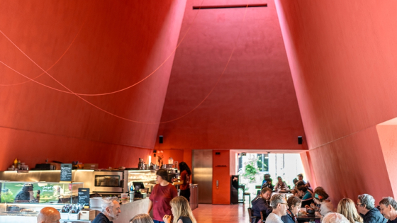 Mensen eten in Abbycafé