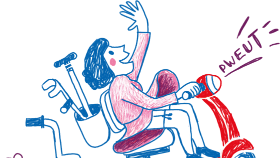 Illustratie van een dame in een elektrische rolstoel. In een rugzakje zitten krukken, achter de scootmobil hangt een looprekje