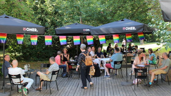 Terras van het pop-up regenboogcafé