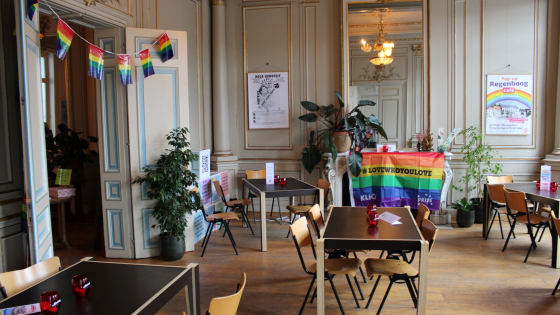 Salon in het pop-up regenboogcafé