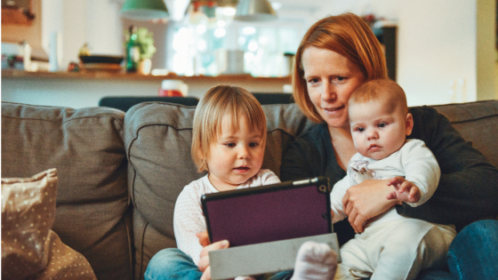 moeder en kinderen zoeken op laptop