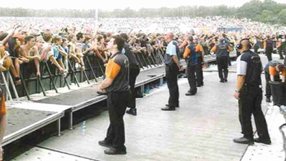 securitymannen voor een podium