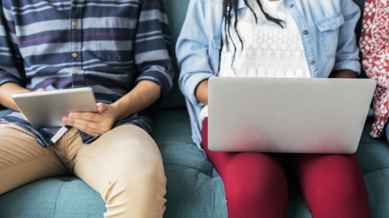Illustratie gebruik laptop en tablet